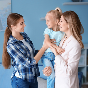 Une mère avec sa fille et une alternante CAP.