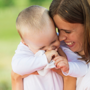 Un enfant et un adulte sont heureux et rigole ensemble, promotion d'une formation continue.