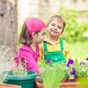 Deux enfants qui jardinent, promotion d'une formation continue.