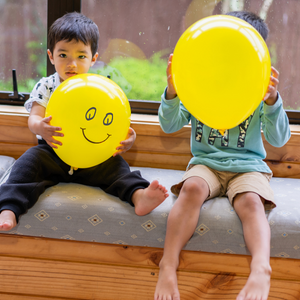 Deux enfants et des ballons.