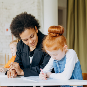 Enfant qui révise avec l'aide d'un adulte, promotion d'une formation continue.