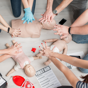 Simulation de massage cardiaque, promotion de formation continue.