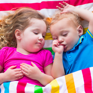 Deux enfants dorment, promotion d'une formation continue.