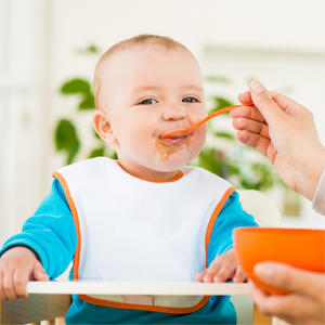 Bébé qui mange.