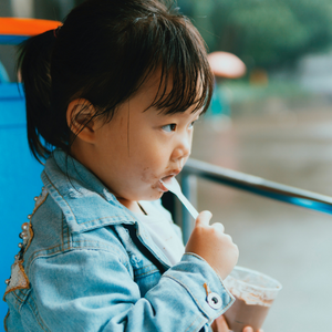 Un enfant qui mange une glace, promotion d'une formation continue.