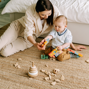 Un enfant joue au cube avec un adulte, promotion de formation continue.