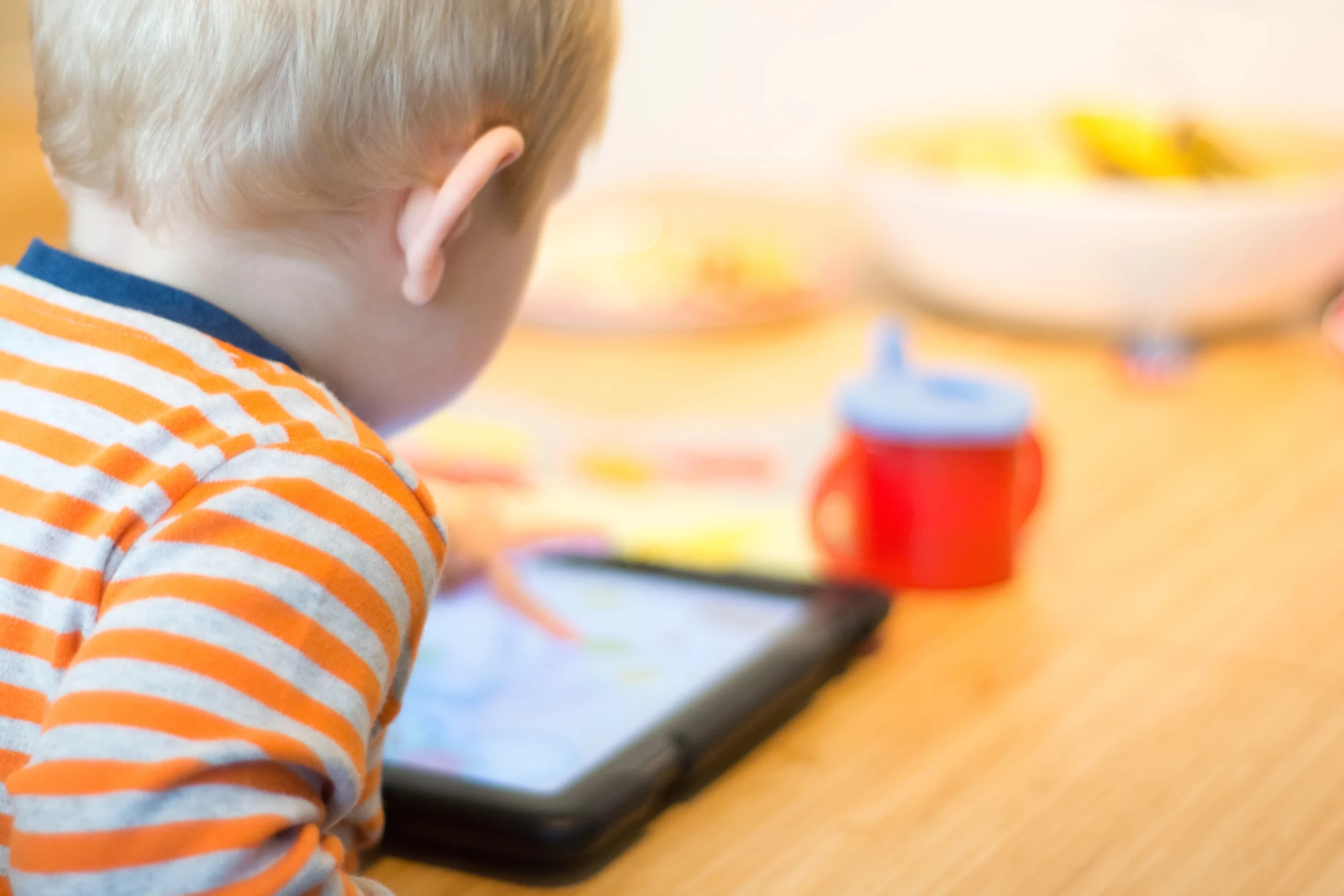 Jeune enfant jouant sur une tablette