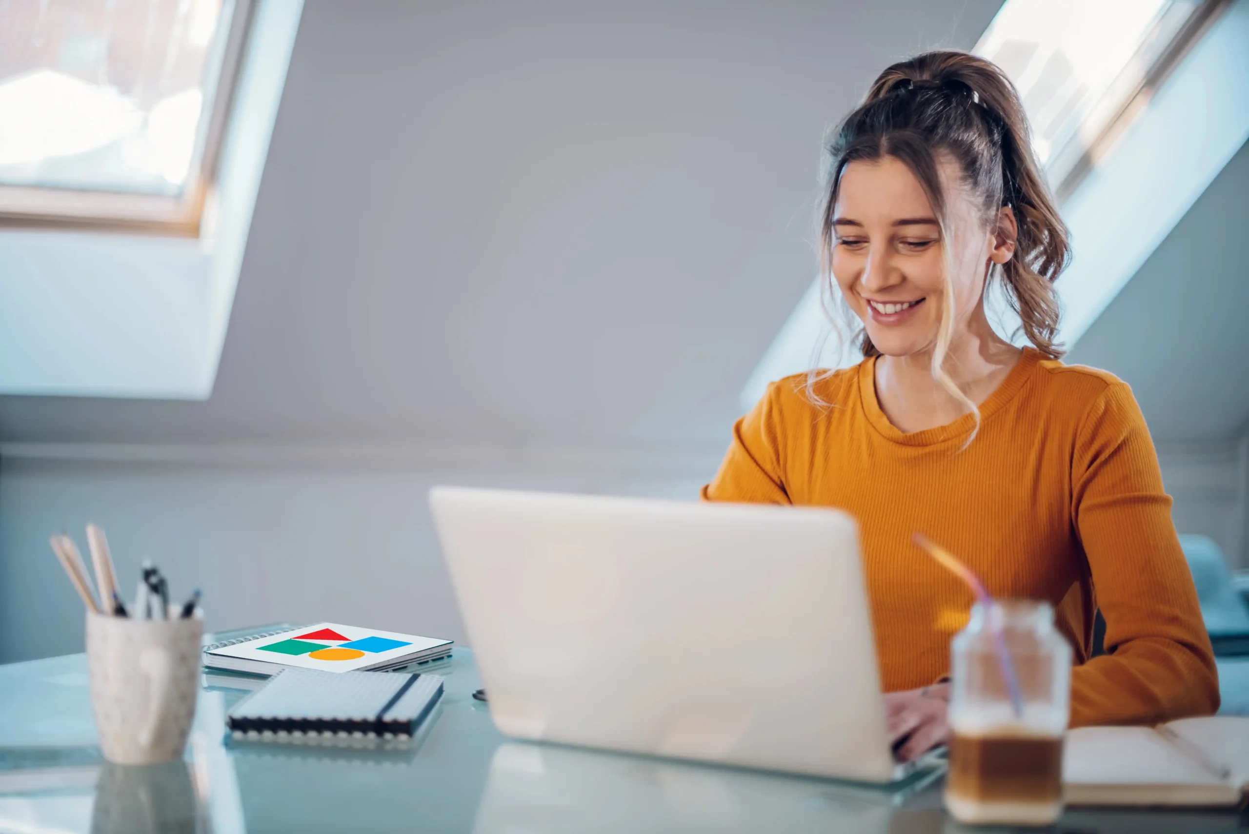 Une jeune femmes suit une formation à distance petite enfance avec le CFPPE