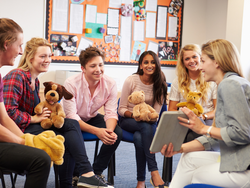 Accompagnement à la parentalité : une professionnelle de la petite enfance forme un groupe de parents