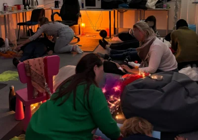 Formation Snoezelen : les participants sont couchés au sol au milieu de lumières