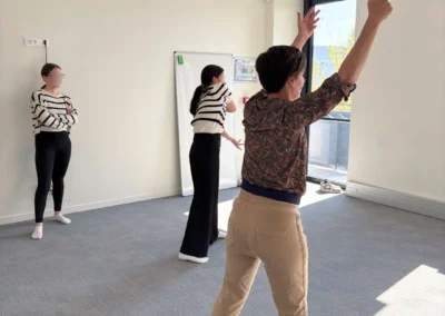 Formation Éveil corporel et danse chez le jeune enfant : les participantes effectuent des gestes amples