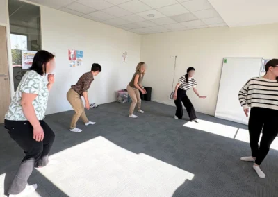 Formation Éveil corporel et danse chez le jeune enfant : les participantes avancent à petits pas