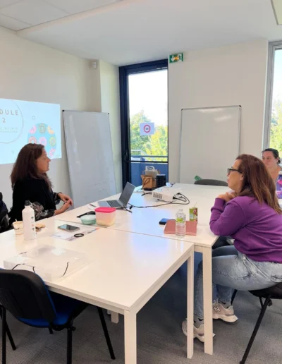 Actualités octobre 2025 au CFPPE : les participants échangent avec la formatrice sur les besoins alimentaires de l'enfant