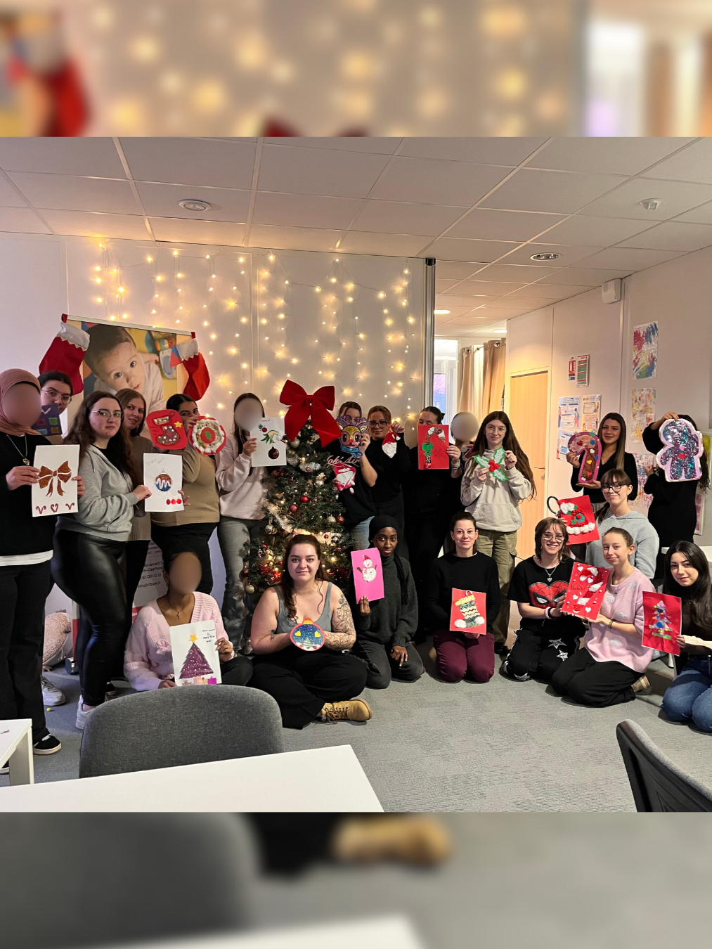 Photo de groupe des apprenants CAP AEPE tenant leurs bricolage de Noël