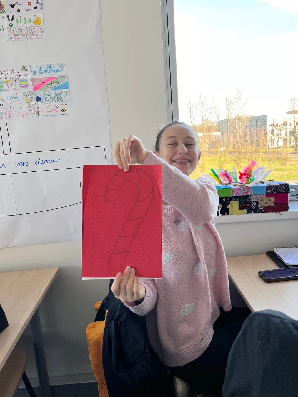 Une apprenante en CAP AEPE présente son dessin de sucre d'orge