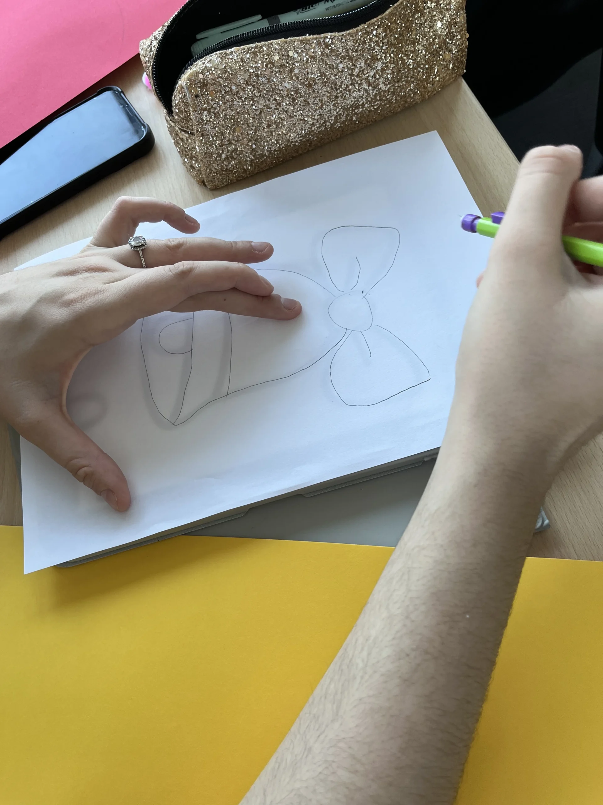 Une apprentie en CAP AEPE dessine une cloche de Noël