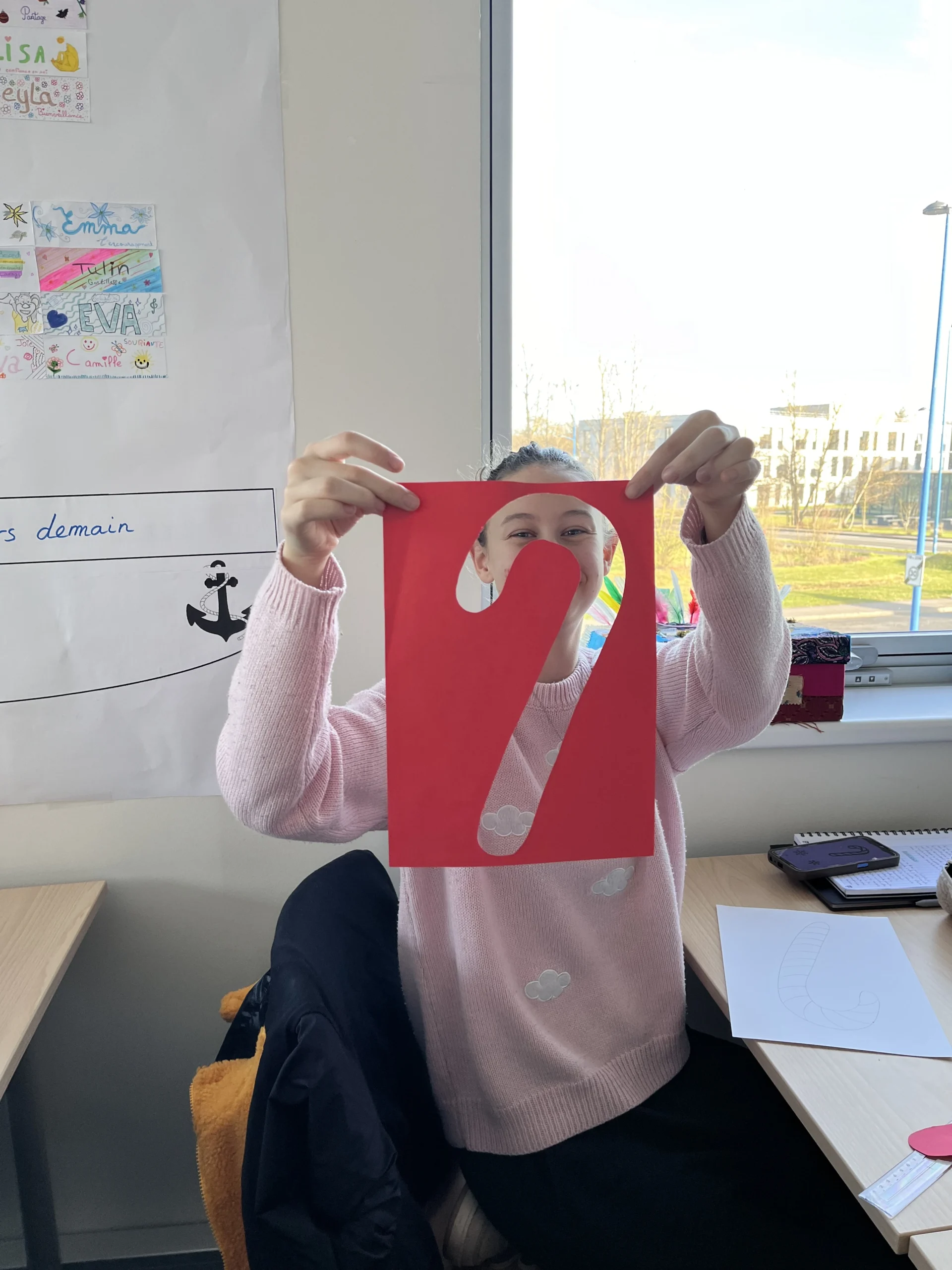 Une CAP AEPE montre son dessin de sucre d'orge découpé