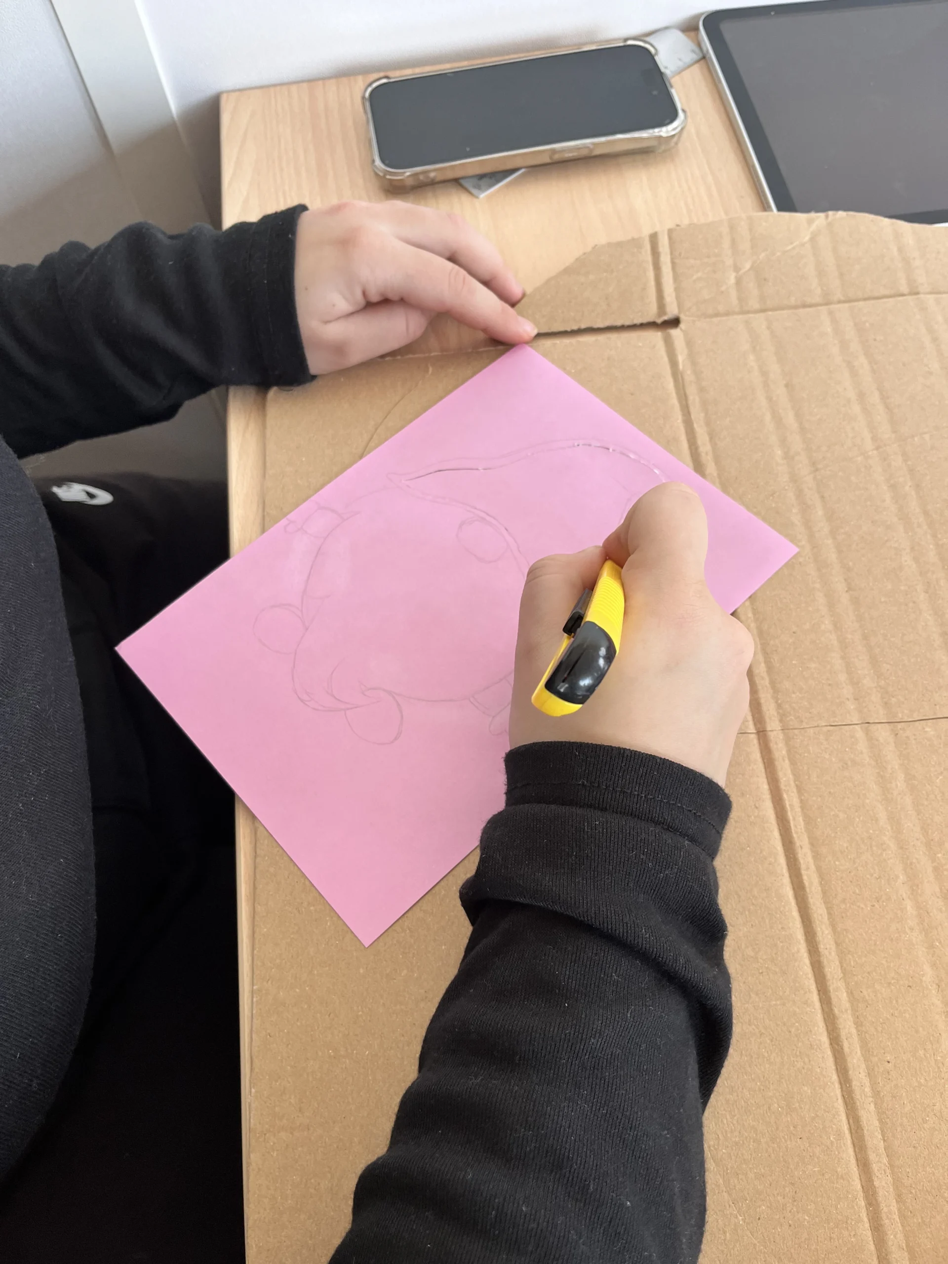 Activité de Noël à faire en structure : découpage au cutter d'un lutin de Noël