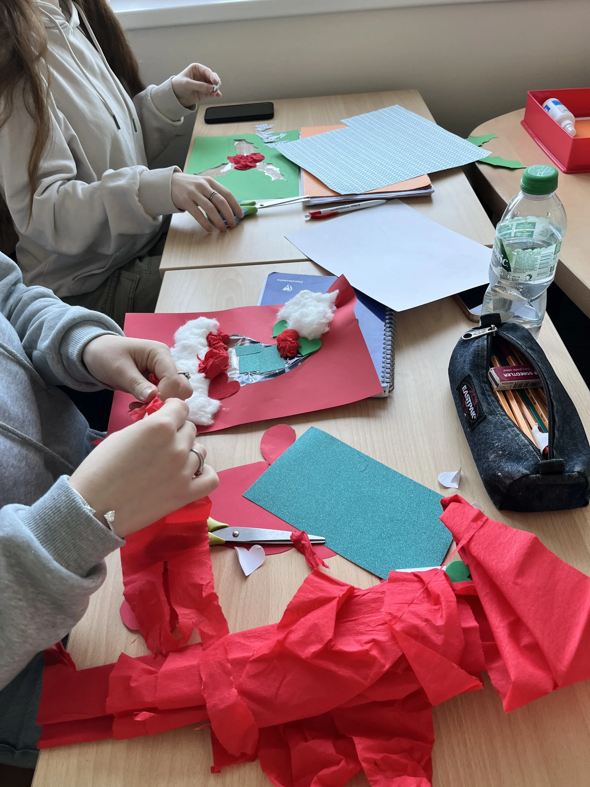 Des apprenantes en CAP AEPE décorent leur dessin d'hiver avec du papier de soie