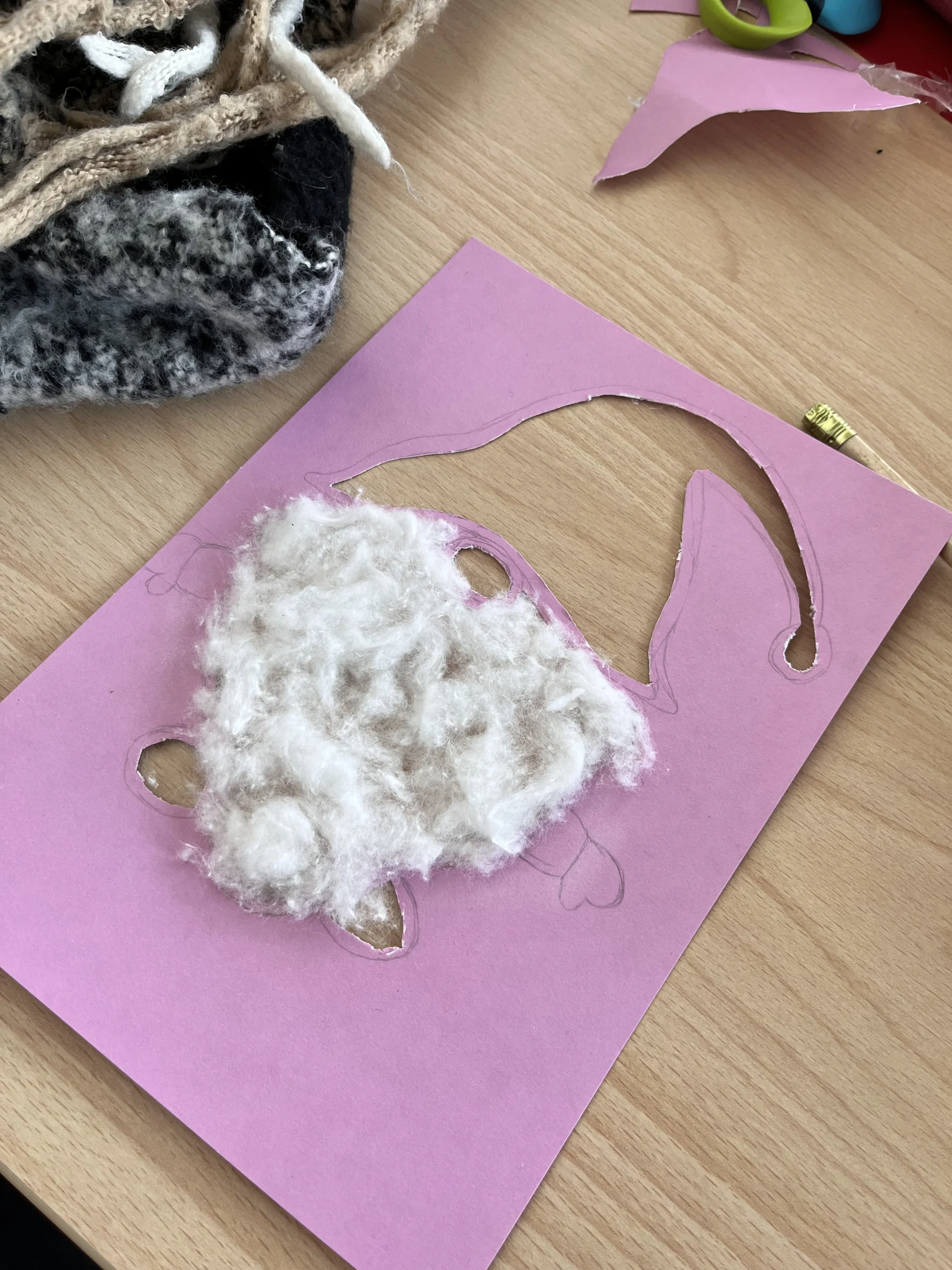 Un découpage de lutin de Noël décoré avec du coton