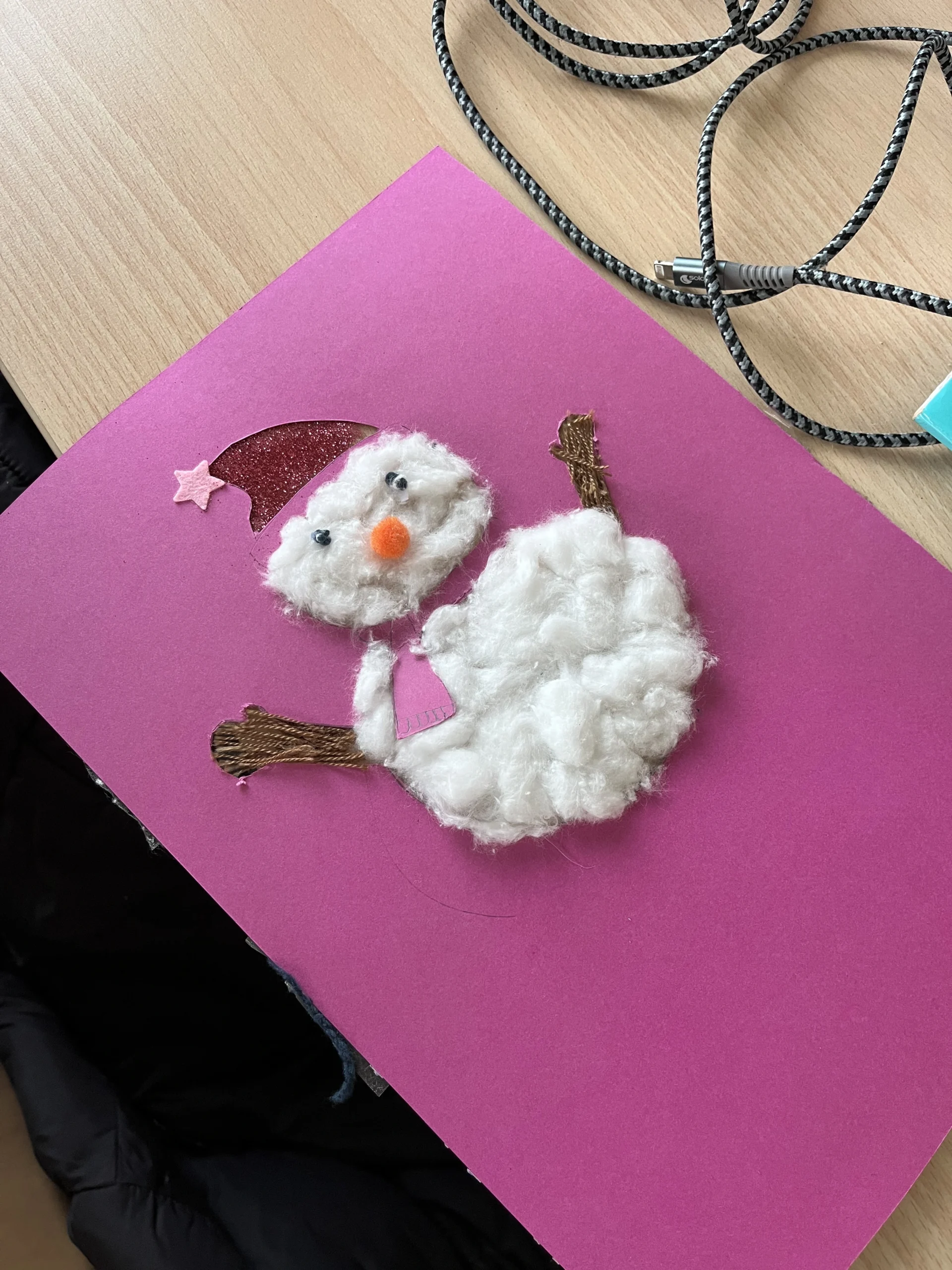 Dessin d'un bonhomme de neige décoré avec du coton et des morceaux de fil