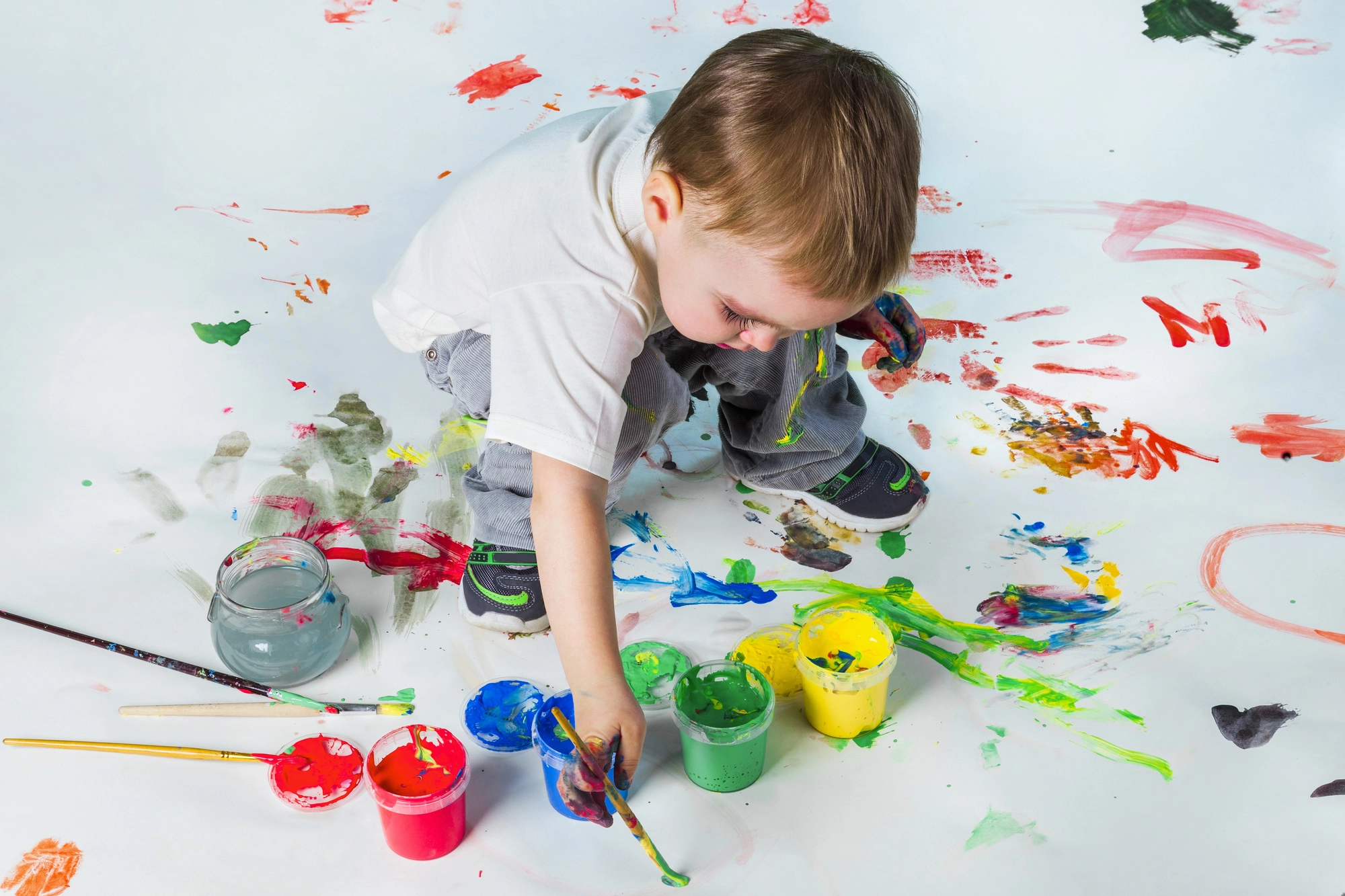 Activité danse : un petit garçon joue dans la peinture
