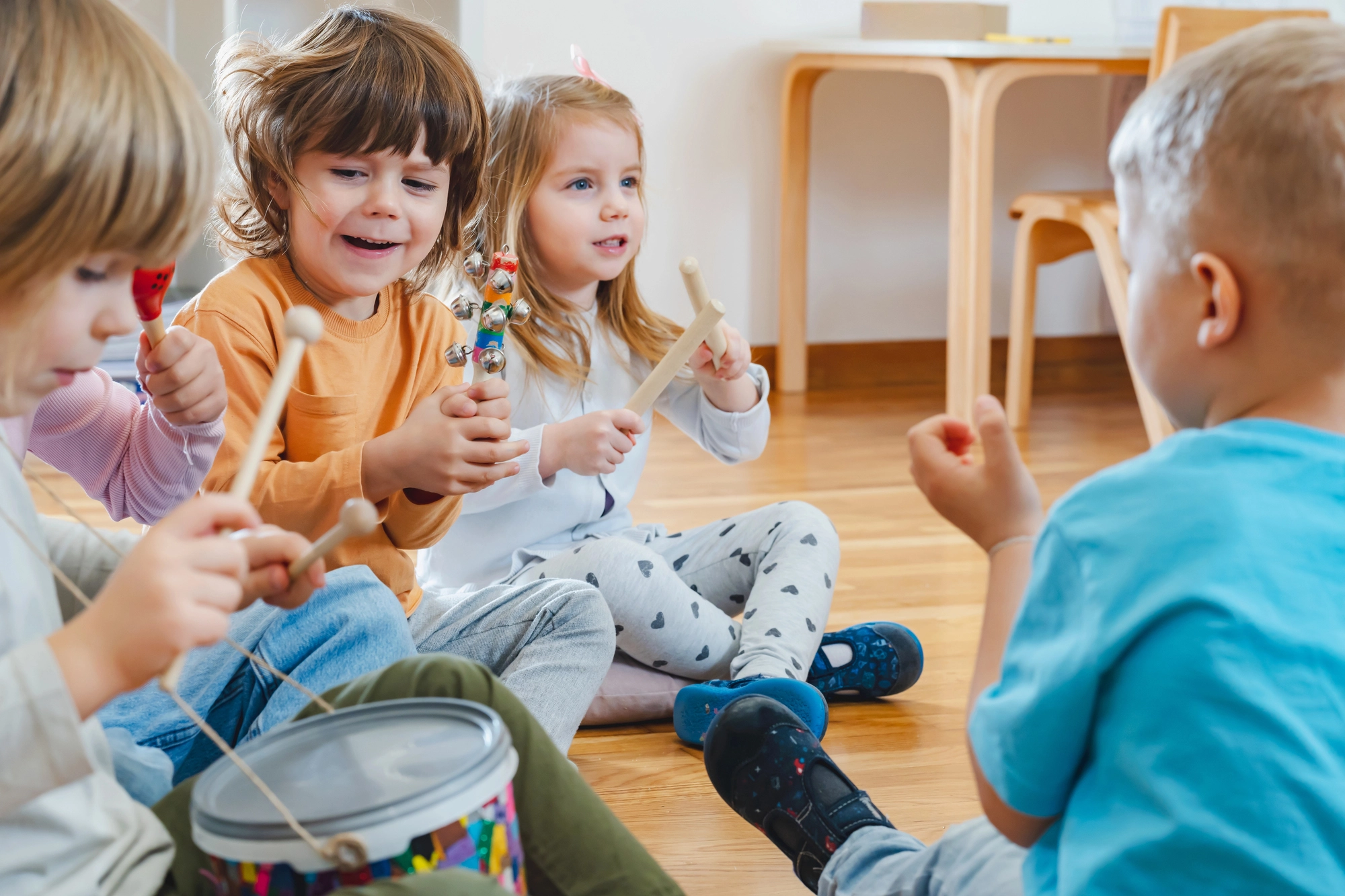 Animation danse : les enfants jouent avec des percussions