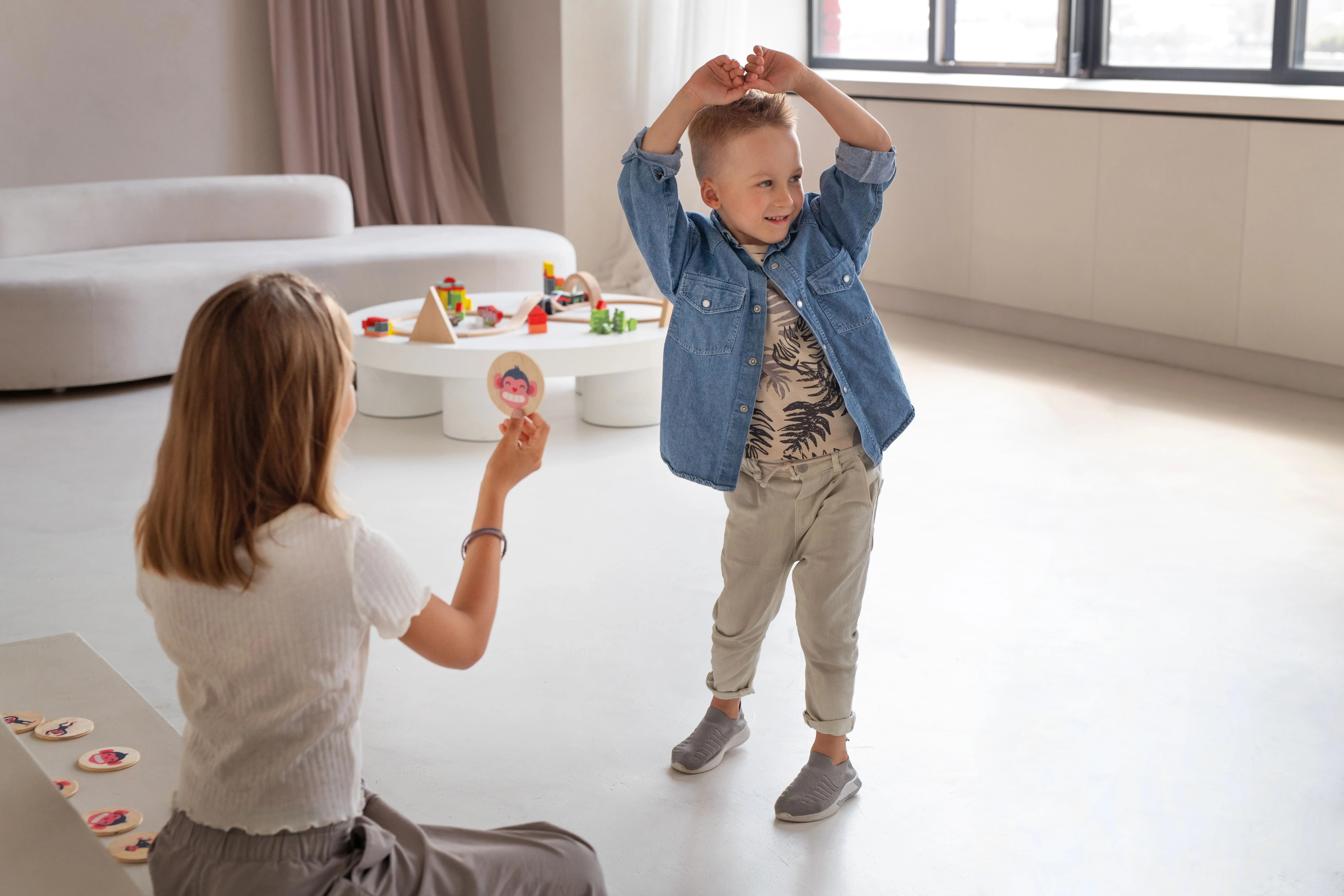 Animation danse : un enfant imite un animal