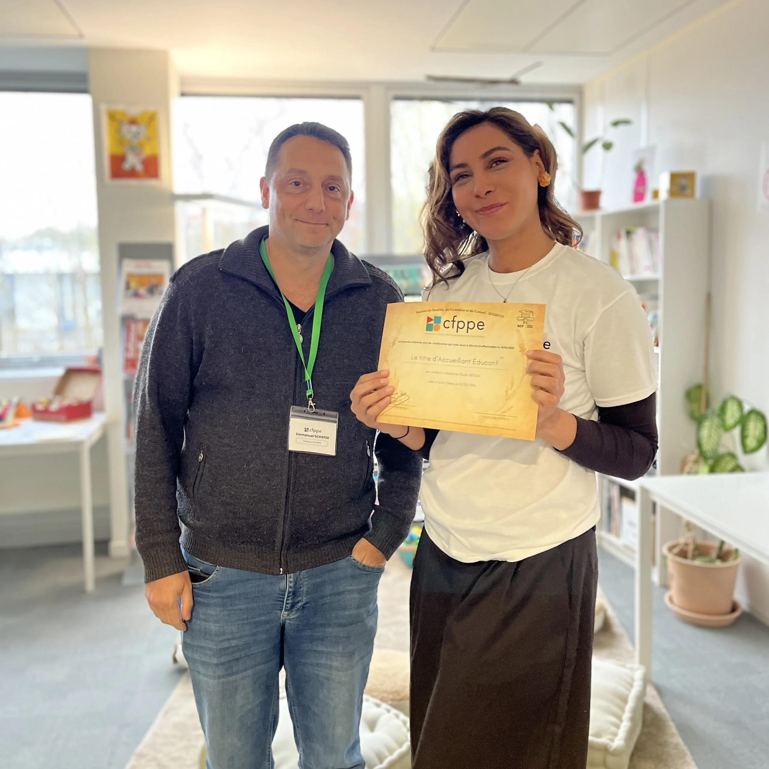 Élodie reçoit sa certification Accueillant Éducatif