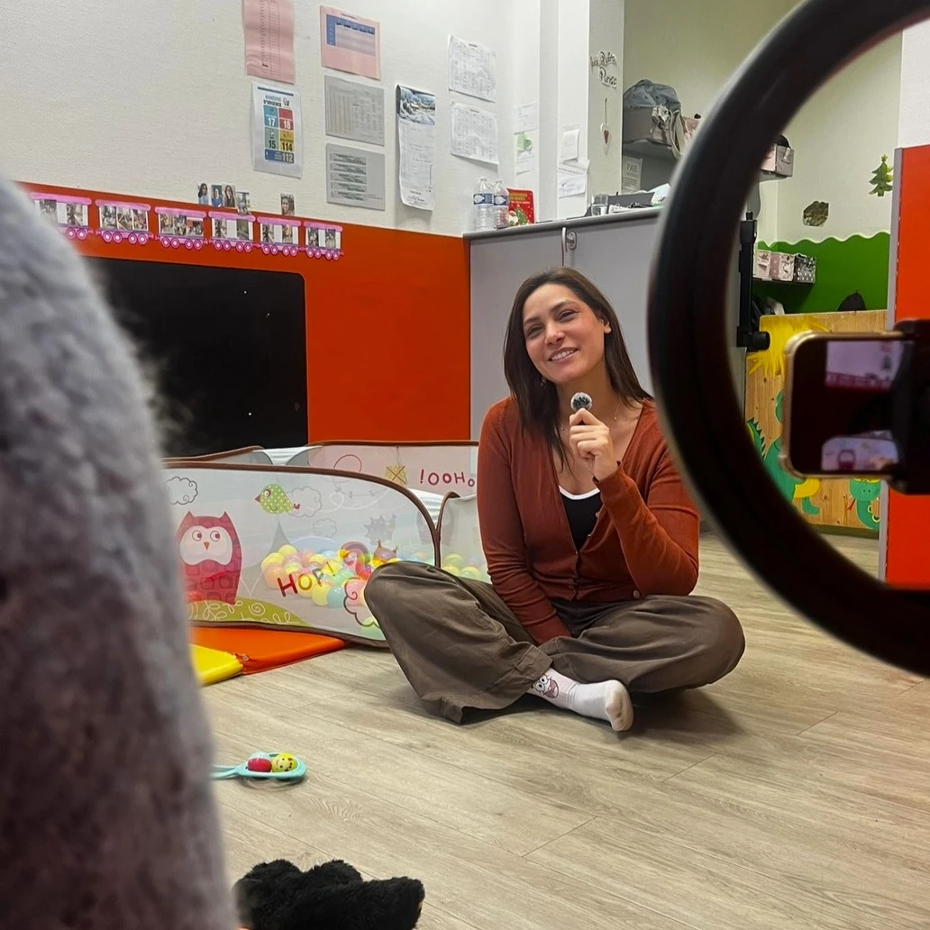 Photo d'Élodie en pleine interview Accueillant Éducatif