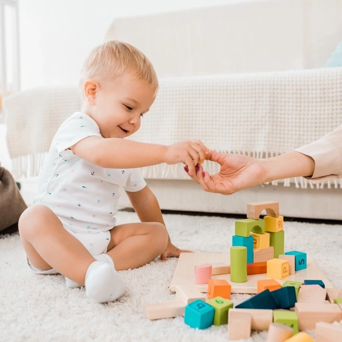Bébé qui joue