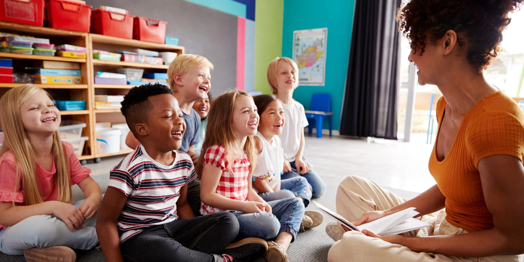 L'inclusion et la non discrimination en crèche : une professionnelle parle à un groupe d'enfants